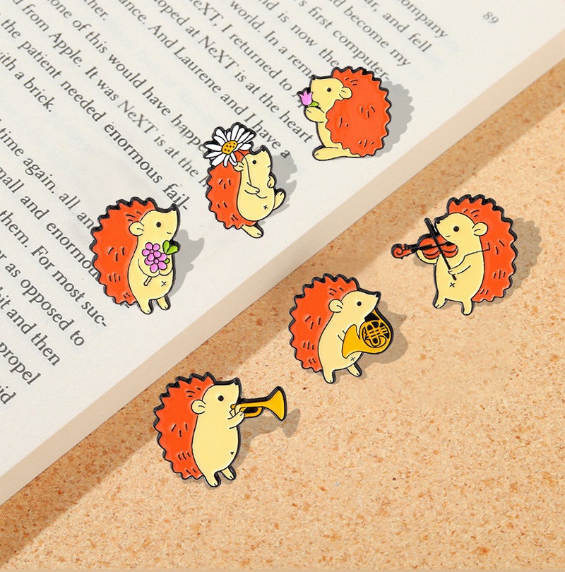 Embroidery Quilting - Hedgehog Musiker Publikum Emaille Pins Benutzerdefinierte