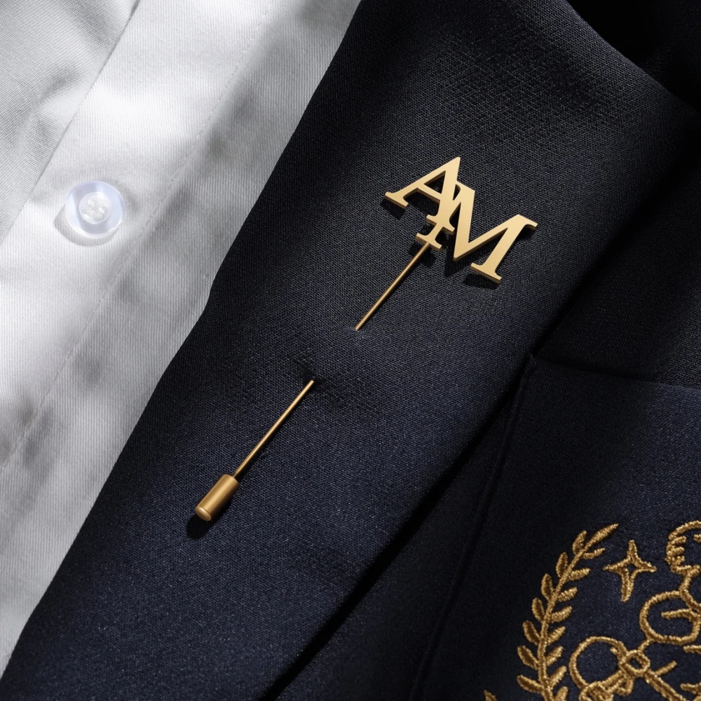 Embroidery Names - Personalisierte Brosche mit Initialen für Herren,